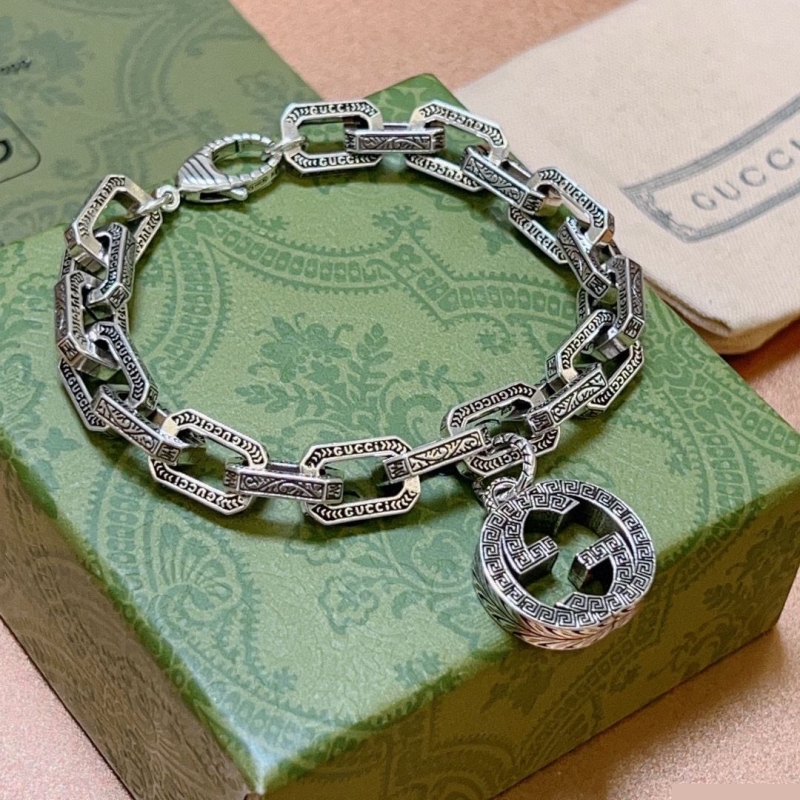 G*u*i bracelets